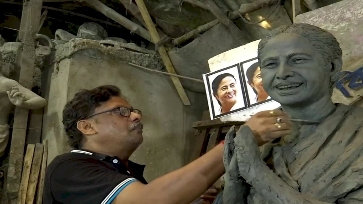 ममता को दुर्गा के रूप में चित्रित करने का बीजेपी ने किया विरोध, मूर्ति बनाने वालों ने कहा, यह राजनीति का मुद्दा नहीं ममता को दुर्गा के रूप में चित्रित करने का बीजेपी ने किया विरोध, मूर्ति बनाने वालों ने कहा, यह राजनीति का मुद्दा नहीं