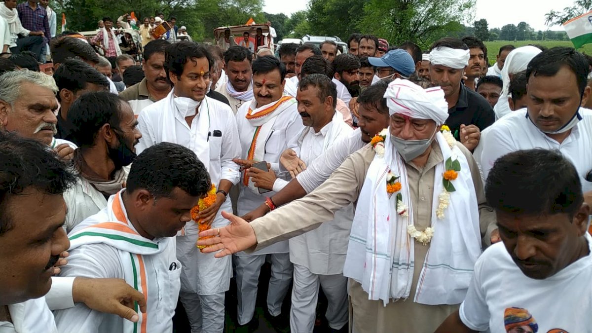 किसान विरोधी नीतियों के खिलाफ लक्ष्मण सिंह की पदयात्रा, जयवर्धन बोले, ये सूरत बदलनी चाहिए किसान विरोधी नीतियों के खिलाफ लक्ष्मण सिंह की पदयात्रा, जयवर्धन बोले, ये सूरत बदलनी चाहिए