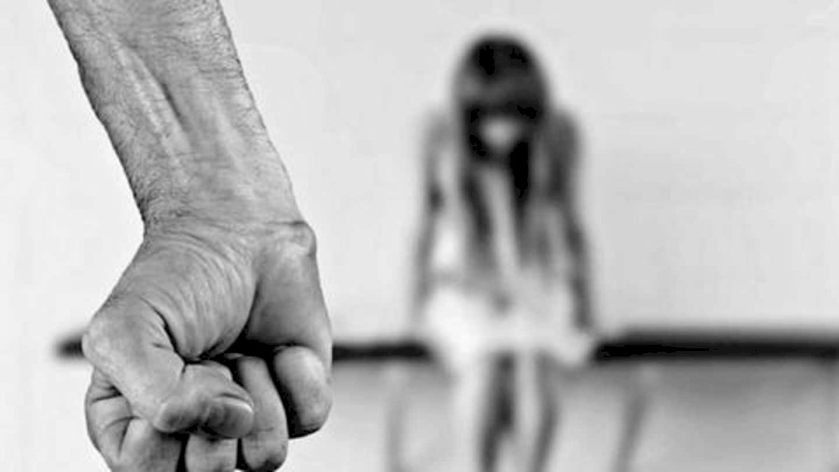 चंदेरी में 10 साल की मासूम बच्ची से दरिंदगी, परिवार के 5 सदस्यों पर लगा रेप का आरोप चंदेरी में 10 साल की मासूम बच्ची से दरिंदगी, परिवार के 5 सदस्यों पर लगा रेप का आरोप
