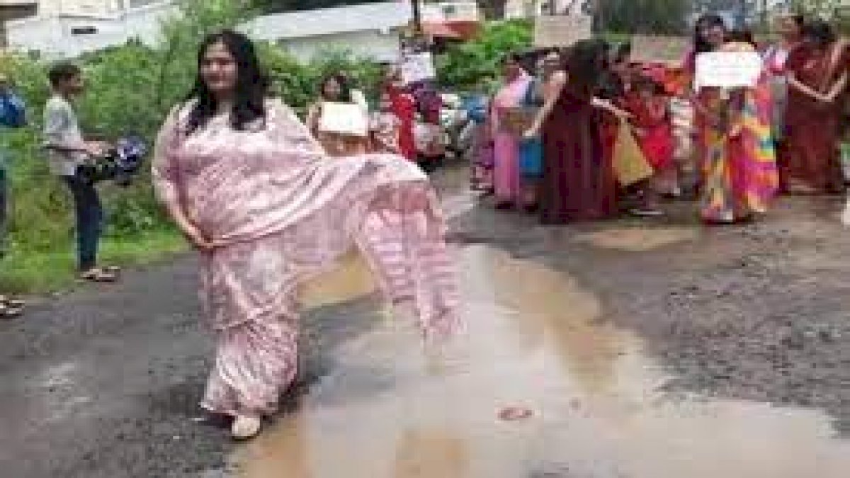 महिलाओं ने किया कीचड़ में कैटवॉक, भोपाल के गड्ढों भरी रोड पर सज-थज निकलीं हसीनाएं महिलाओं ने किया कीचड़ में कैटवॉक, भोपाल के गड्ढों भरी रोड पर सज-थज निकलीं हसीनाएं