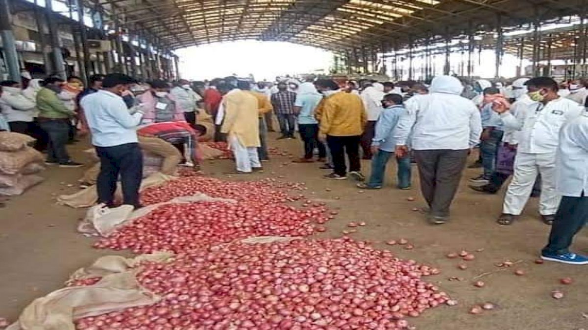 इंदौर की मंडी में तीन रुपए किलो तक गिरे प्याज़ के भाव, दिग्विजय सिंह ने कहा, किसानों के खिलाफ जारी है षड्यंत्र इंदौर की मंडी में तीन रुपए किलो तक गिरे प्याज़ के भाव, दिग्विजय सिंह ने कहा, किसानों के खिलाफ जारी है षड्यंत्र