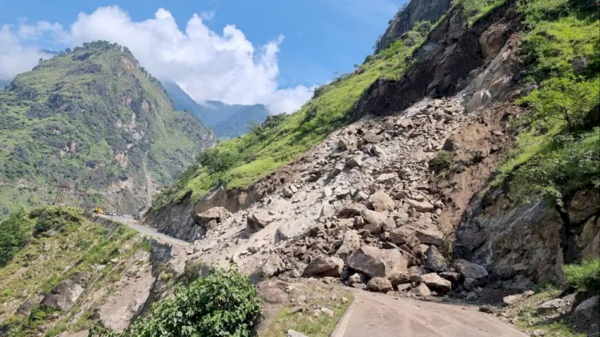 एक बार फिर हिमाचल प्रदेश में लैंडस्लाइड, शिमला-किन्नौर मार्ग पर भरभरा कर गिरा पहाड़ एक बार फिर हिमाचल प्रदेश में लैंडस्लाइड, शिमला-किन्नौर मार्ग पर भरभरा कर गिरा पहाड़