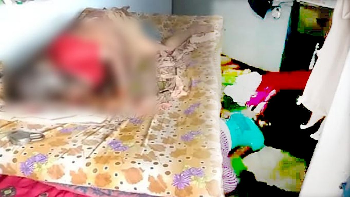 ग्वालियर में घर में पड़े मिले तीन शव, पुलिस को प्रॉपर्टी विवाद में हत्या की है आशंका ग्वालियर में घर में पड़े मिले तीन शव, पुलिस को प्रॉपर्टी विवाद में हत्या की है आशंका