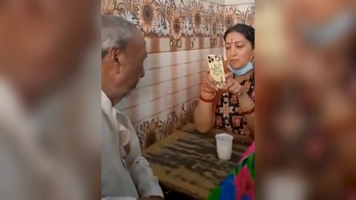 कभी गांधी परिवार से कोई आया यहां, अमेठी के लस्सी वाले ने की स्मृति ईरानी की बोलती बंद, वीडियो वायरल कभी गांधी परिवार से कोई आया यहां, अमेठी के लस्सी वाले ने की स्मृति ईरानी की बोलती बंद, वीडियो वायरल