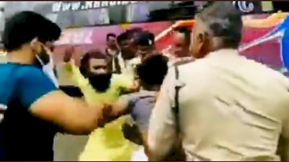 देवास में भीड़ ने हिंदू लड़के को मुस्लिम समझ कर बेरहमी से पीटा, वीडियो सोशल मीडिया पर वायरल देवास में भीड़ ने हिंदू लड़के को मुस्लिम समझ कर बेरहमी से पीटा, वीडियो सोशल मीडिया पर वायरल