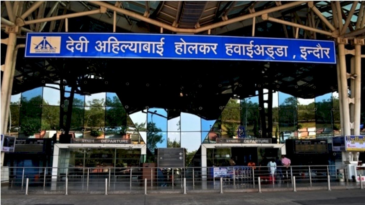 इंदौर एयरपोर्ट पर यात्री के सामान में मिली मानव खोपड़ी, एयरपोर्ट पर मचा हड़कंप इंदौर एयरपोर्ट पर यात्री के सामान में मिली मानव खोपड़ी, एयरपोर्ट पर मचा हड़कंप