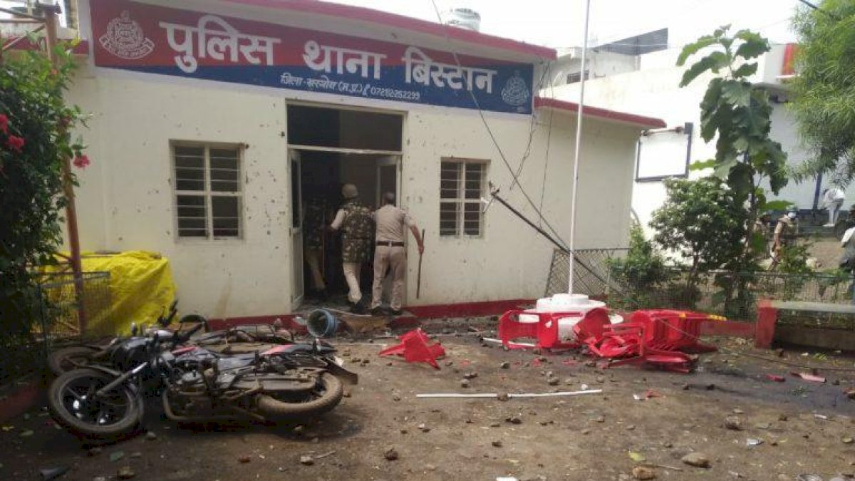 MP पुलिस का थर्ड डिग्री टॉर्चर, चोरी के शक में आदिवासी युवक को पीट-पीटकर मार डाला, गुस्साए लोगों ने थाने में मचाया बवाल MP पुलिस का थर्ड डिग्री टॉर्चर, चोरी के शक में आदिवासी युवक को पीट-पीटकर मार डाला, गुस्साए लोगों ने थाने में मचाया बवाल