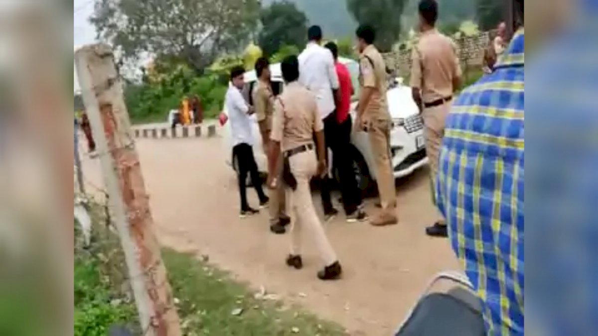 सतना और पन्ना पुलिस में हुई आपसी भिड़ंत, इनामी बदमाशों की हिरासत पर बवाल सतना और पन्ना पुलिस में हुई आपसी भिड़ंत, इनामी बदमाशों की हिरासत पर बवाल