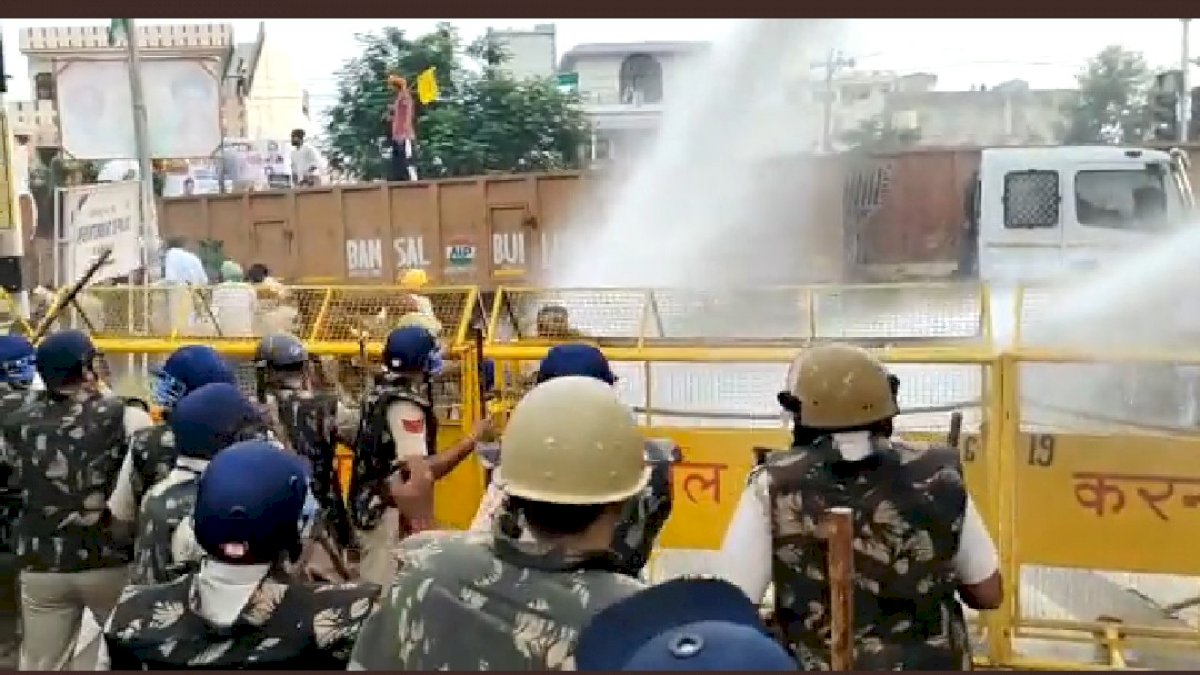 पुलिस ने किसानों पर किया वाटर कैनन का उपयोग, एक सुर में खट्टर सरकार का शुरू हुआ विरोध पुलिस ने किसानों पर किया वाटर कैनन का उपयोग, एक सुर में खट्टर सरकार का शुरू हुआ विरोध