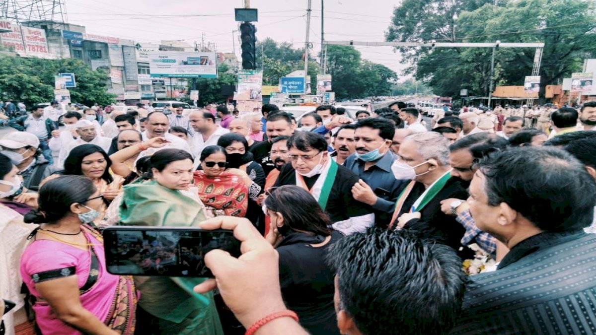 कांग्रेस की जन आक्रोश में उमड़ा सैलाब, काले कपड़े पहन शिवराज सरकार का विरोध करने पहुंचे लोग कांग्रेस की जन आक्रोश में उमड़ा सैलाब, काले कपड़े पहन शिवराज सरकार का विरोध करने पहुंचे लोग