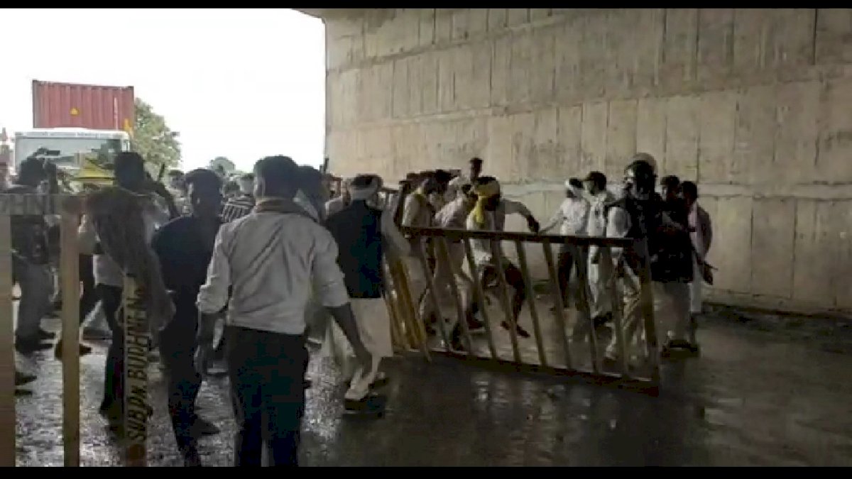 आदिवासी मौत मामले में कार्रवाई न करने को लेकर प्रदर्शन, प्रशासन के लगाए बैरिकेड्स टूटे आदिवासी मौत मामले में कार्रवाई न करने को लेकर प्रदर्शन, प्रशासन के लगाए बैरिकेड्स टूटे