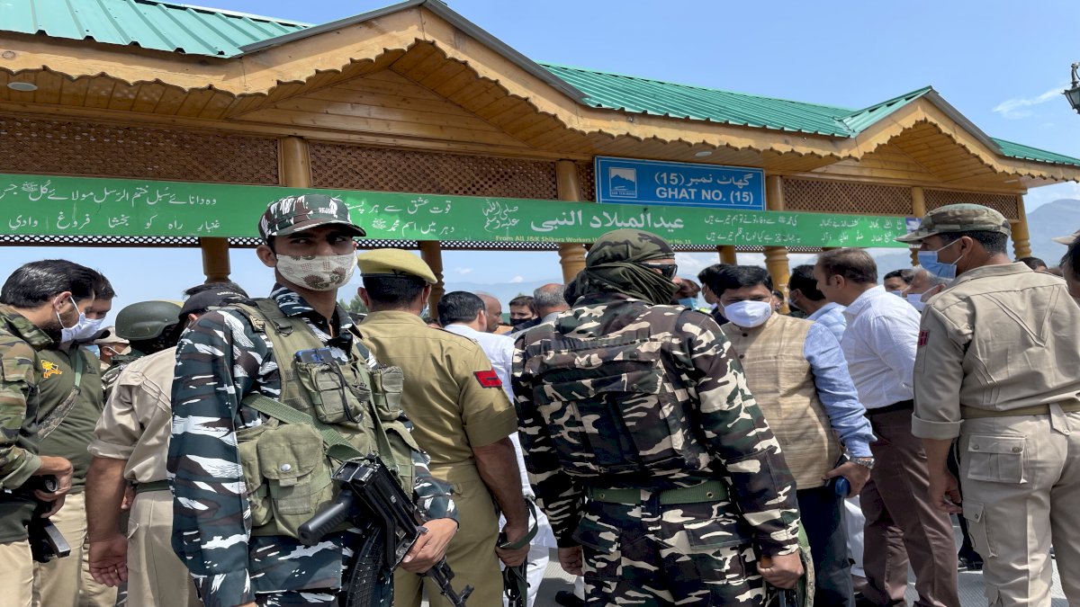 अगले 9 हफ्ते जम्मू-कश्मीर के दौरे पर मोदी सरकार के 70 मंत्री, PMO और गृह मंत्रालय को सौंपेंगे रिपोर्ट अगले 9 हफ्ते जम्मू-कश्मीर के दौरे पर मोदी सरकार के 70 मंत्री, PMO और गृह मंत्रालय को सौंपेंगे रिपोर्ट