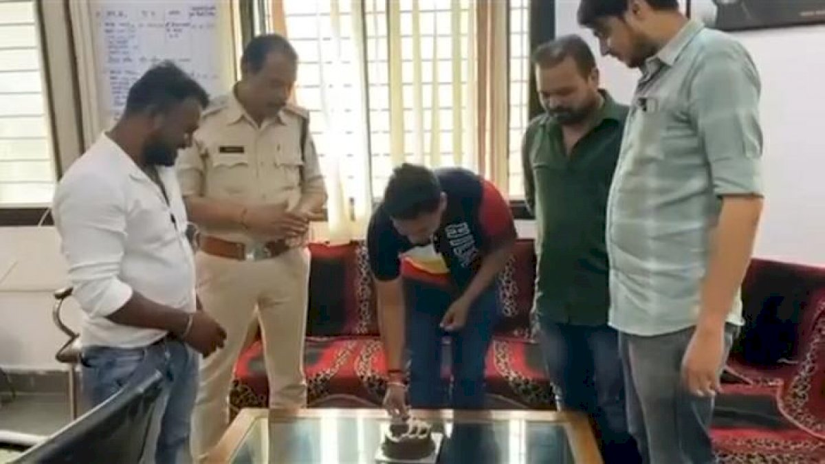 बदमाशों की खिदमत में जुटी भोपाल पुलिस, थाने में मना जुआरियों के बर्थडे का जश्न, टीआई ने कटवाया केक बदमाशों की खिदमत में जुटी भोपाल पुलिस, थाने में मना जुआरियों के बर्थडे का जश्न, टीआई ने कटवाया केक