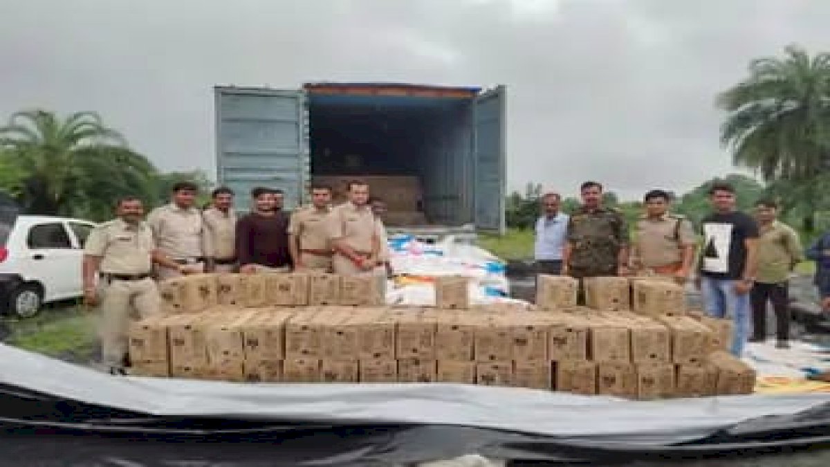 गुना में 65 लाख रुपए की अवैध शराब जब्त, ट्रक में भरकर गुजरात ले जा रहे थे आरोपी गुना में 65 लाख रुपए की अवैध शराब जब्त, ट्रक में भरकर गुजरात ले जा रहे थे आरोपी