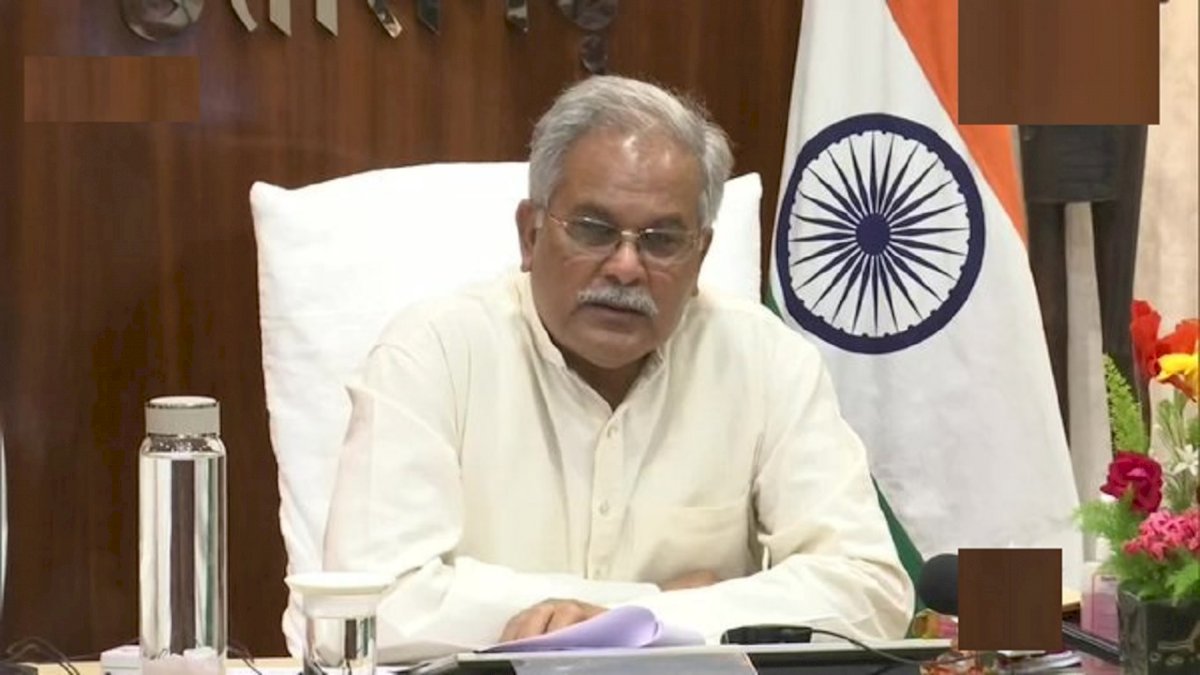 सावरकर ने जेल में बंद रहकर कैसे कर ली गांधी जी से बात, रक्षा मंत्री के बयान पर सीएम भूपेश बघेल ने साधा निशाना सावरकर ने जेल में बंद रहकर कैसे कर ली गांधी जी से बात, रक्षा मंत्री के बयान पर सीएम भूपेश बघेल ने साधा निशाना