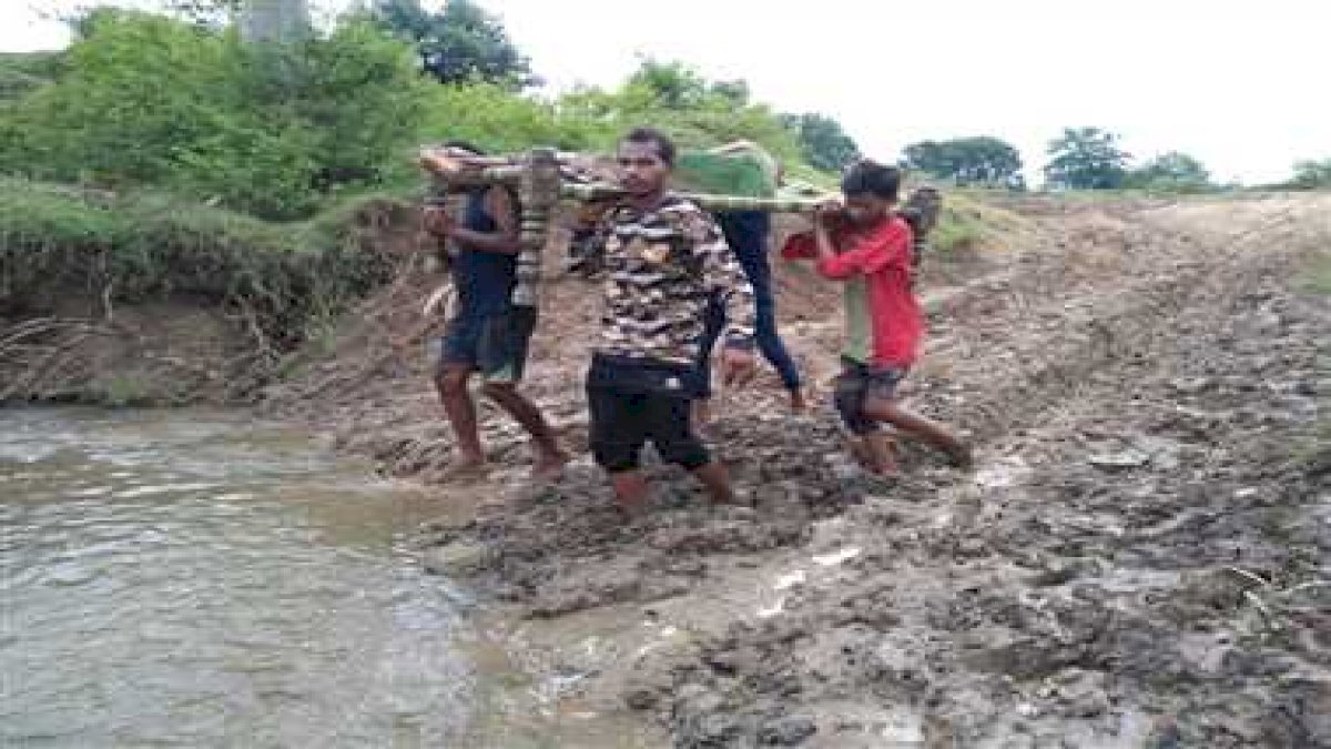 शहडोल में सड़कों के अभाव में मरीज को खाट पर लाद कर पहुंचाया अस्पताल, दो गांवों के बीच आजादी के 75 साल बाद भी नहीं बनी सड़क शहडोल में सड़कों के अभाव में मरीज को खाट पर लाद कर पहुंचाया अस्पताल, दो गांवों के बीच आजादी के 75 साल बाद भी नहीं बनी सड़क