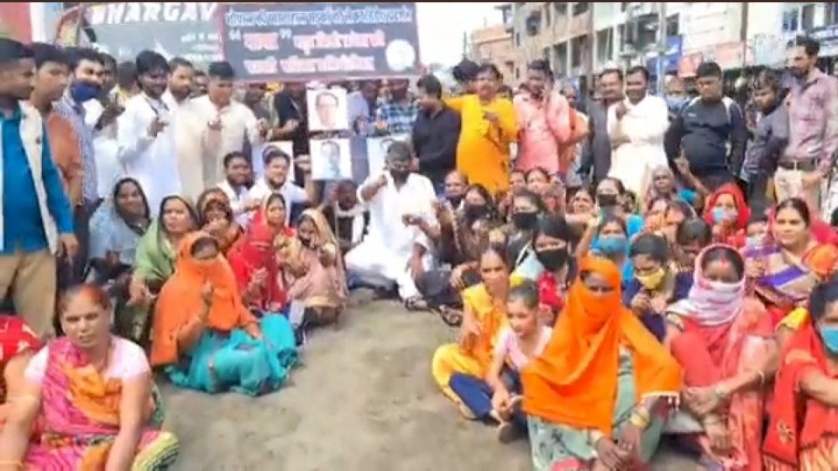 भोपाल की खराब सड़कों से जना एक नायाब खेल, गड्ढे गिनो प्रतियोगिता का आयोजन, विजेताओं को मिला पुरस्कार भोपाल की खराब सड़कों से जना एक नायाब खेल, गड्ढे गिनो प्रतियोगिता का आयोजन, विजेताओं को मिला पुरस्कार