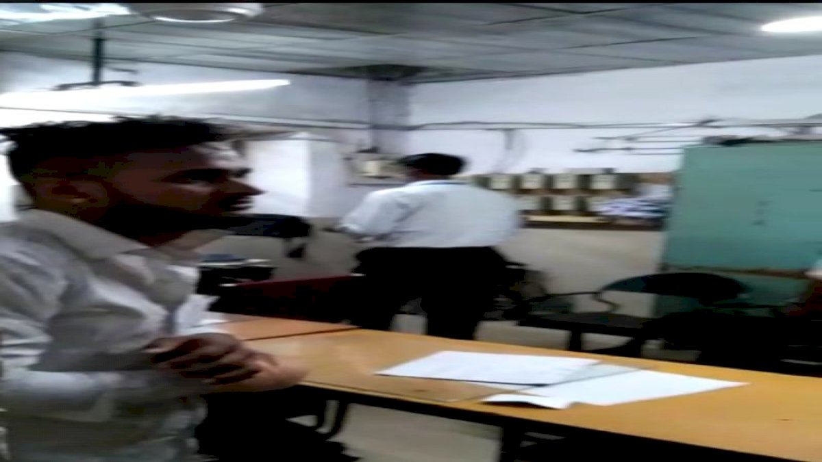 भोपाल रेलवे स्टेशन से पकड़ाया फर्जी TC, इटारसी से भोपाल के बीच यात्रियों से करता था अवैध वसूली भोपाल रेलवे स्टेशन से पकड़ाया फर्जी TC, इटारसी से भोपाल के बीच यात्रियों से करता था अवैध वसूली