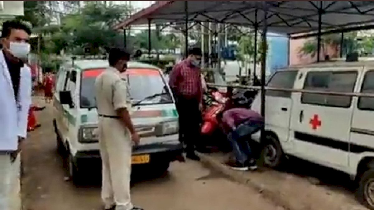 डिंडौरी कलेक्टर ने युवक से जबरन साफ करवाया अपना थूक, वीडियो सोशल मीडिया पर वायरल डिंडौरी कलेक्टर ने युवक से जबरन साफ करवाया अपना थूक, वीडियो सोशल मीडिया पर वायरल