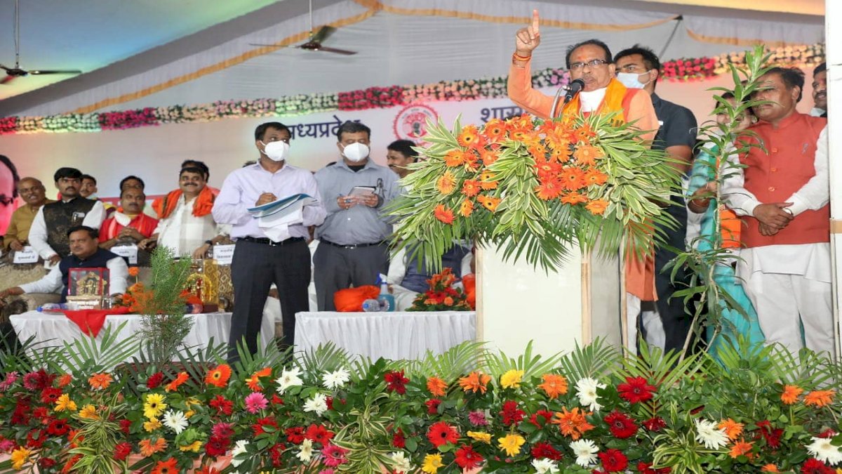 करप्शन पर CM शिवराज का ऑन द स्पॉट एक्शन, मंच से ही किया दो भ्रष्ट अफसरों को सस्पेंड करप्शन पर CM शिवराज का ऑन द स्पॉट एक्शन, मंच से ही किया दो भ्रष्ट अफसरों को सस्पेंड