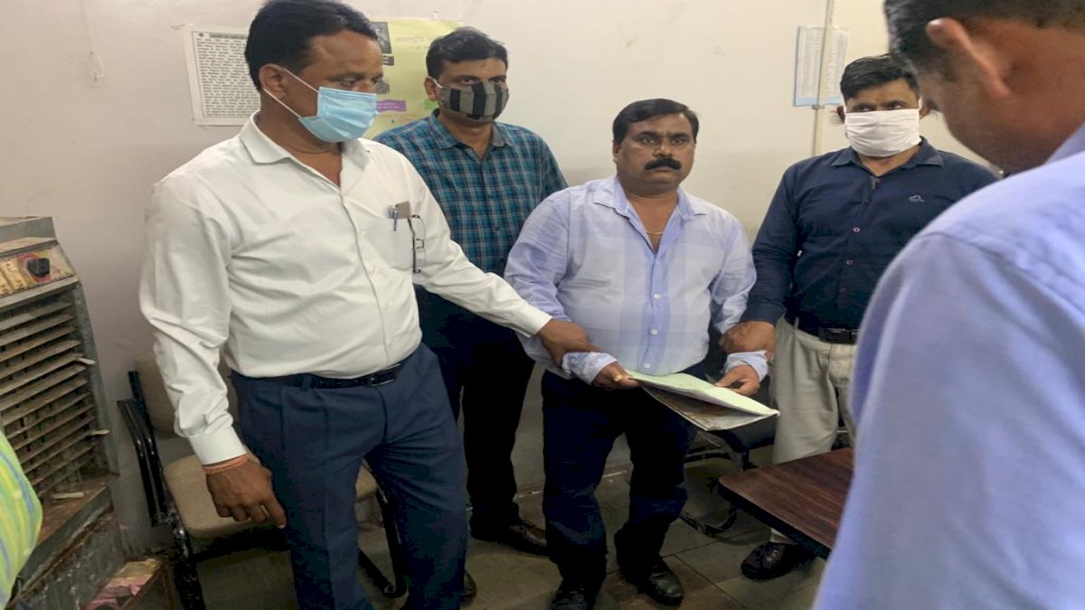 3 हजार की रिश्वत लेते सरकारी कर्मचारी गिरफ्तार, गजट नोटिफिकेशन के लिए महिला वकील से लिया घूस 3 हजार की रिश्वत लेते सरकारी कर्मचारी गिरफ्तार, गजट नोटिफिकेशन के लिए महिला वकील से लिया घूस