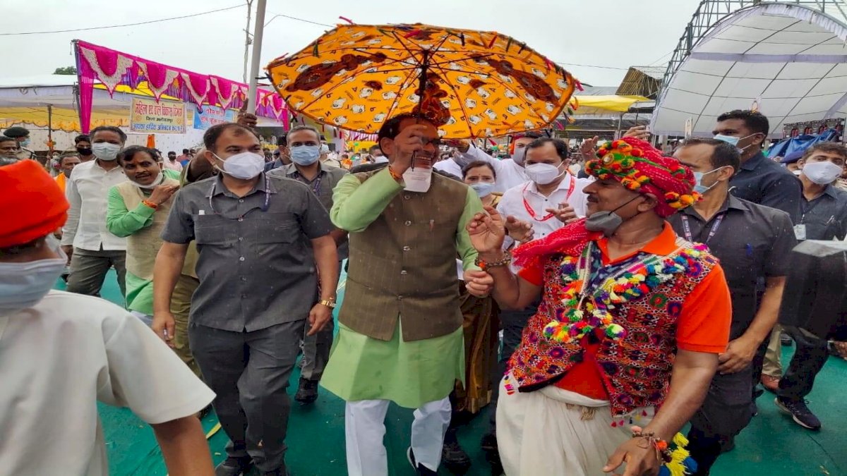 शिवराज के ठुमके में कांग्रेस को दिखी नीरो वाली बेफ़िक्री, सीएम ने कहा गरीब को हेलीकॉप्टर में घुमाकर मिली ख़ुशी शिवराज के ठुमके में कांग्रेस को दिखी नीरो वाली बेफ़िक्री, सीएम ने कहा गरीब को हेलीकॉप्टर में घुमाकर मिली ख़ुशी