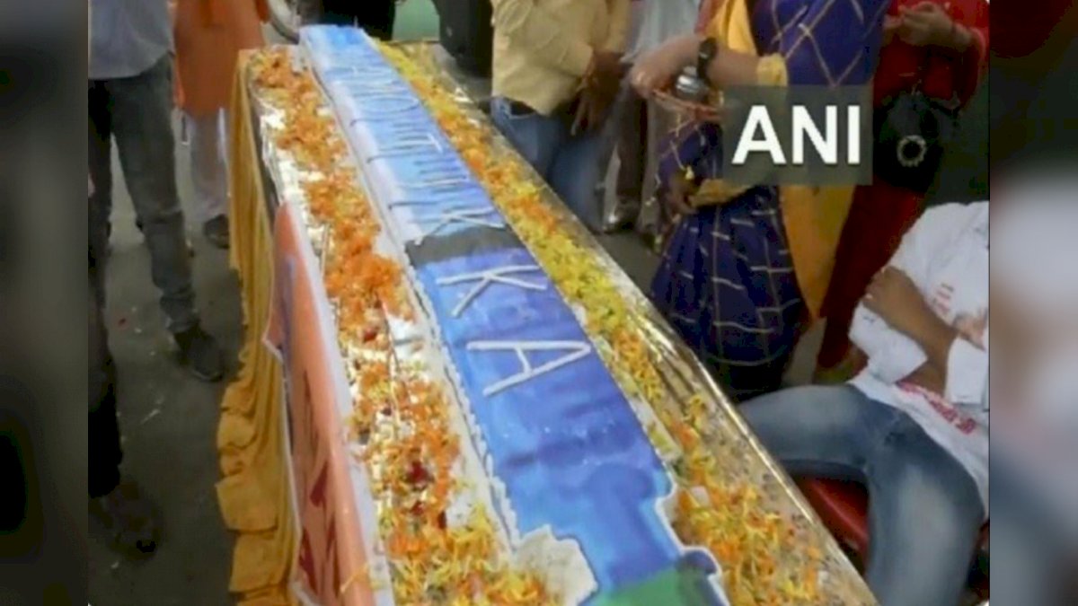 बीजेपी के कार्यकर्ताओं ने मनाया प्रधानमंत्री मोदी का जन्मदिन, भोपाल में काटा 71 फीट लंबा केक बीजेपी के कार्यकर्ताओं ने मनाया प्रधानमंत्री मोदी का जन्मदिन, भोपाल में काटा 71 फीट लंबा केक