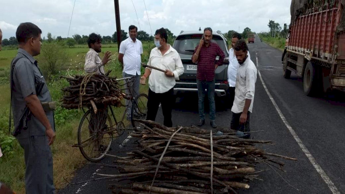 लकड़ी ले जाते गरीब लोगों को वन मंत्री ने पकड़ा, कांग्रेस ने कहा, बीजेपी को सिर्फ गरीब ही क्यों दिखाई देता है लकड़ी ले जाते गरीब लोगों को वन मंत्री ने पकड़ा, कांग्रेस ने कहा, बीजेपी को सिर्फ गरीब ही क्यों दिखाई देता है