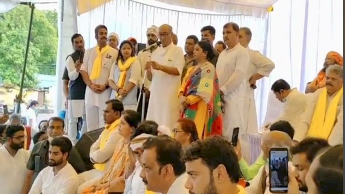 राजा शंकर शाह ने अंग्रेजों के सामने घुटने नहीं टेके, माफी मांगने वालों की संसद में तस्वीर: दिग्विजय सिंह राजा शंकर शाह ने अंग्रेजों के सामने घुटने नहीं टेके, माफी मांगने वालों की संसद में तस्वीर: दिग्विजय सिंह