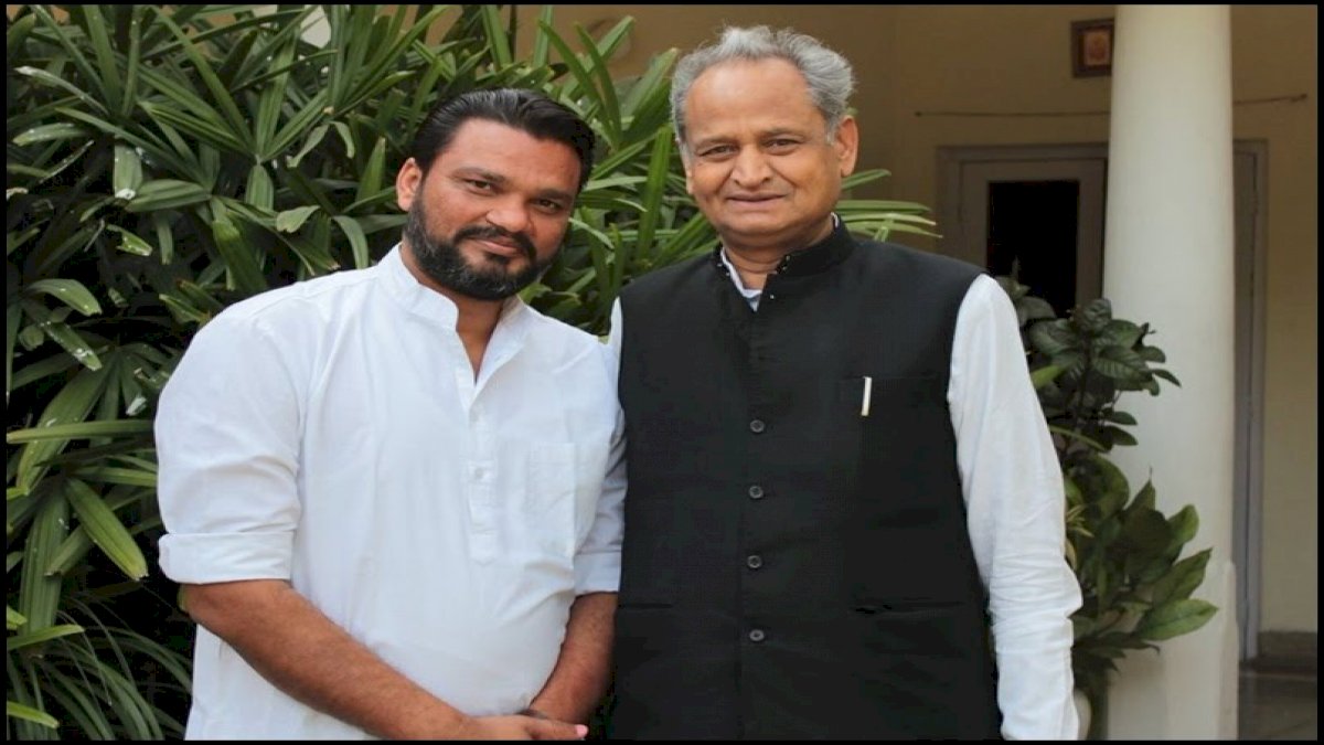 राजस्थान की सियासत में पंजाब का असर, सीएम गहलोत के ओएसडी लोकेश शर्मा ने दिया इस्तीफा राजस्थान की सियासत में पंजाब का असर, सीएम गहलोत के ओएसडी लोकेश शर्मा ने दिया इस्तीफा