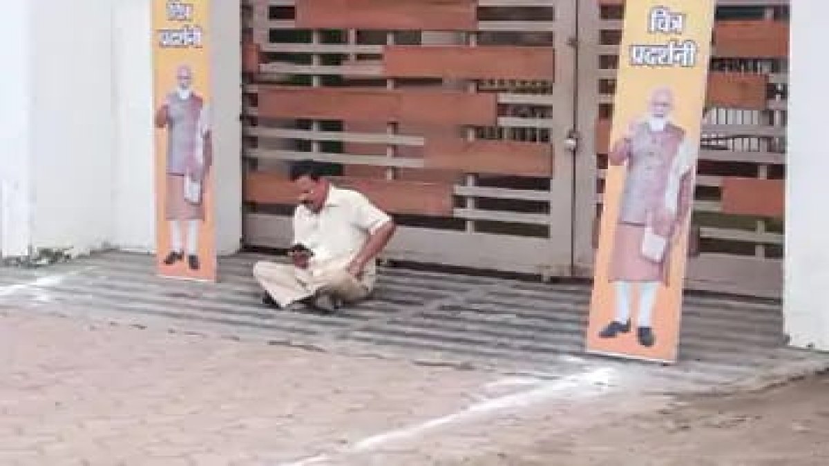 BJP नेता ने अपनी ही पार्टी को बताया प्राइवेट लिमिटेड कंपनी, कार्यालय के बाहर दिया धरना BJP नेता ने अपनी ही पार्टी को बताया प्राइवेट लिमिटेड कंपनी, कार्यालय के बाहर दिया धरना
