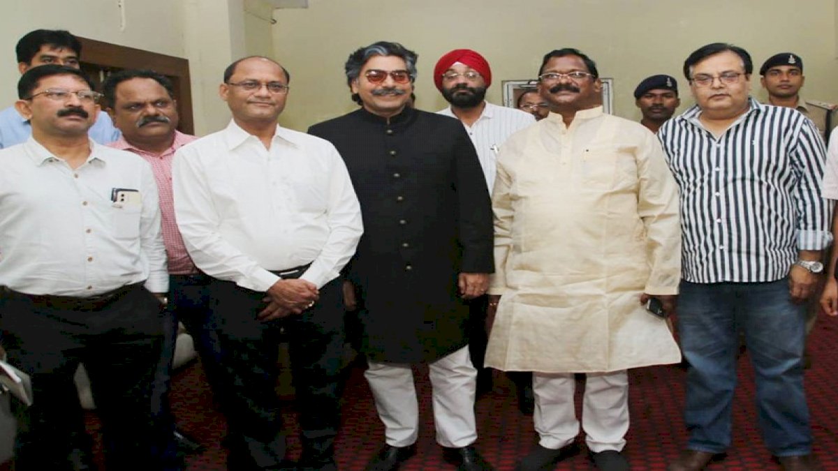 छत्तीसगढ़ विधानसभा में Six Suspects की शूटिंग, आशुतोष राणा पर फिल्माए गए सीन्स छत्तीसगढ़ विधानसभा में Six Suspects की शूटिंग, आशुतोष राणा पर फिल्माए गए सीन्स