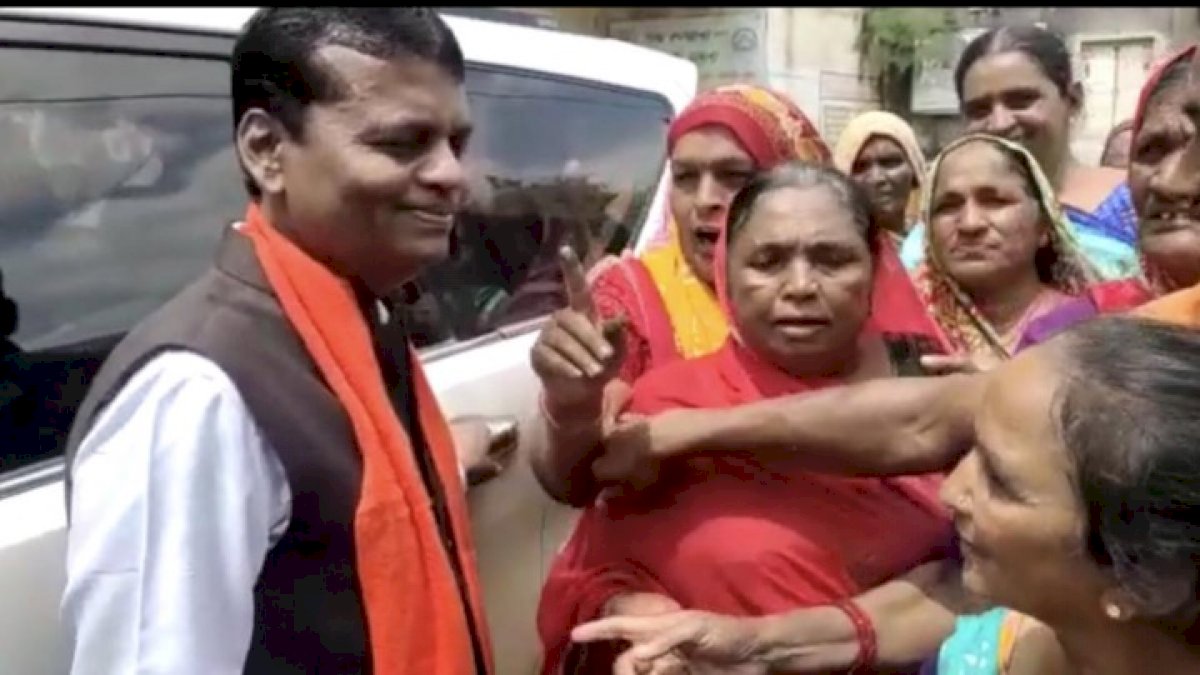आपदा में विधायकों को नहीं आई जनता की याद, बीजेपी विधायक को क्षेत्र में पहुंचते लोगों ने बनाया बंधक आपदा में विधायकों को नहीं आई जनता की याद, बीजेपी विधायक को क्षेत्र में पहुंचते लोगों ने बनाया बंधक