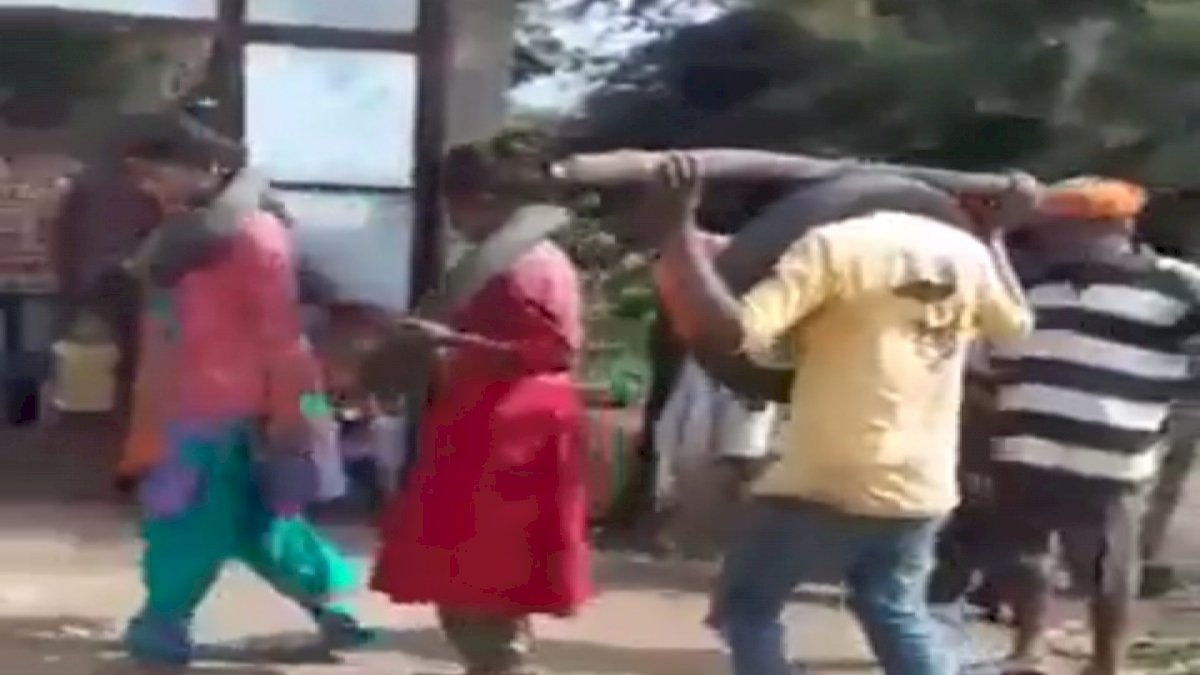 धार में प्रेमी जोड़े को तालिबानी सजा, गांव वालों ने बेरहमी से की पिटाई, गले में टायर डालकर नचाया धार में प्रेमी जोड़े को तालिबानी सजा, गांव वालों ने बेरहमी से की पिटाई, गले में टायर डालकर नचाया