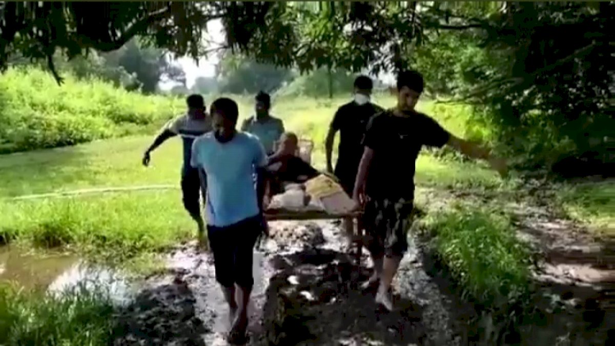 सड़क नदारद, खाट पर लिटा बाप को अस्पताल ले जा रहा बेटा, सिस्टम को शर्मसार करने वाला वीडियो वायरल सड़क नदारद, खाट पर लिटा बाप को अस्पताल ले जा रहा बेटा, सिस्टम को शर्मसार करने वाला वीडियो वायरल