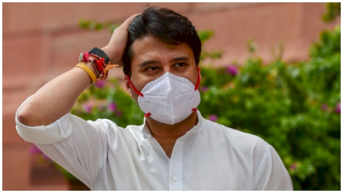 सिंधिया ने अपने मुंह से मास्क खोलकर पूर्व मंत्री के मुंह में लगा दिया, कांग्रेस बोली- ये रिसर्च का विषय है सिंधिया ने अपने मुंह से मास्क खोलकर पूर्व मंत्री के मुंह में लगा दिया, कांग्रेस बोली- ये रिसर्च का विषय है