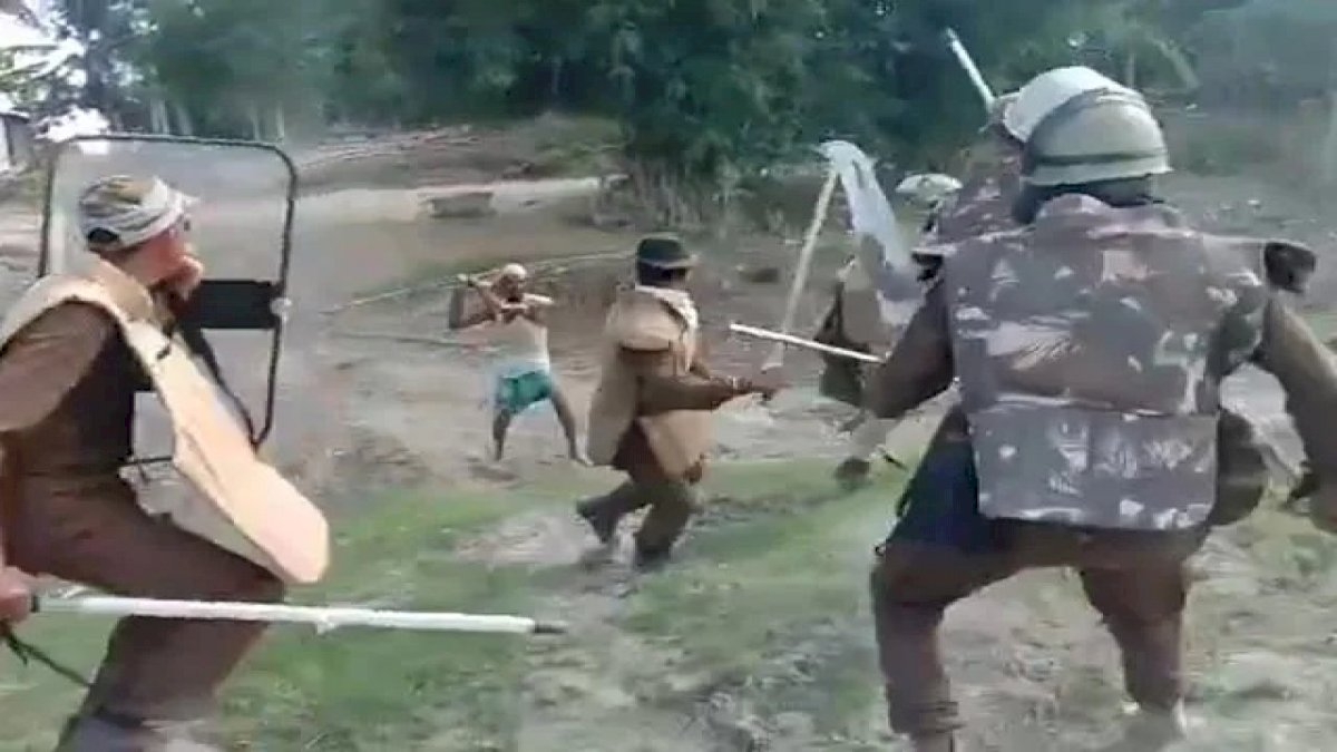 असम पुलिस ने ऑन कैमरा बुजुर्ग को मारी गोली, तड़पते बुजुर्ग के साथ कैमरामैन ने की बर्बरता, मौत असम पुलिस ने ऑन कैमरा बुजुर्ग को मारी गोली, तड़पते बुजुर्ग के साथ कैमरामैन ने की बर्बरता, मौत