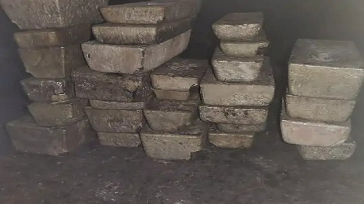 कीमती धातुओं के अवैध कारोबार का खुलासा, बंद फैक्ट्री से पौने 4 क्विटंल चांदी और 2 क्विंटल तांबा जब्त कीमती धातुओं के अवैध कारोबार का खुलासा, बंद फैक्ट्री से पौने 4 क्विटंल चांदी और 2 क्विंटल तांबा जब्त