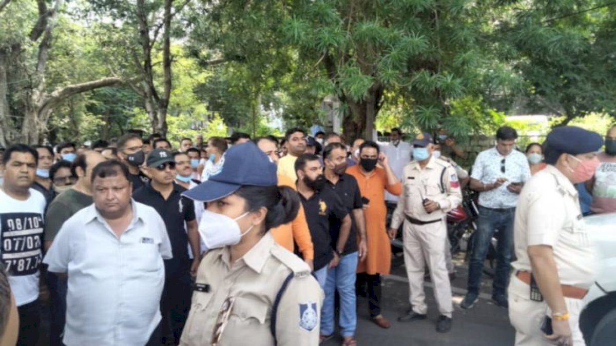 शिक्षा मंत्री के भाई पर बैंककर्मी की पिटाई का आरोप, भोपाल के बाजार बंद कर दोषियों पर कार्रवाई की मांग शिक्षा मंत्री के भाई पर बैंककर्मी की पिटाई का आरोप, भोपाल के बाजार बंद कर दोषियों पर कार्रवाई की मांग