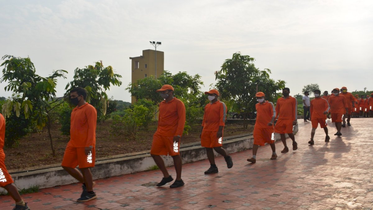 चक्रवाती तूफान गुलाब ने बढ़ाई चिंता, ओडिशा के तटीय इलाकों से निकाले गए लोग, NDRF की टीमें तैनात चक्रवाती तूफान गुलाब ने बढ़ाई चिंता, ओडिशा के तटीय इलाकों से निकाले गए लोग, NDRF की टीमें तैनात