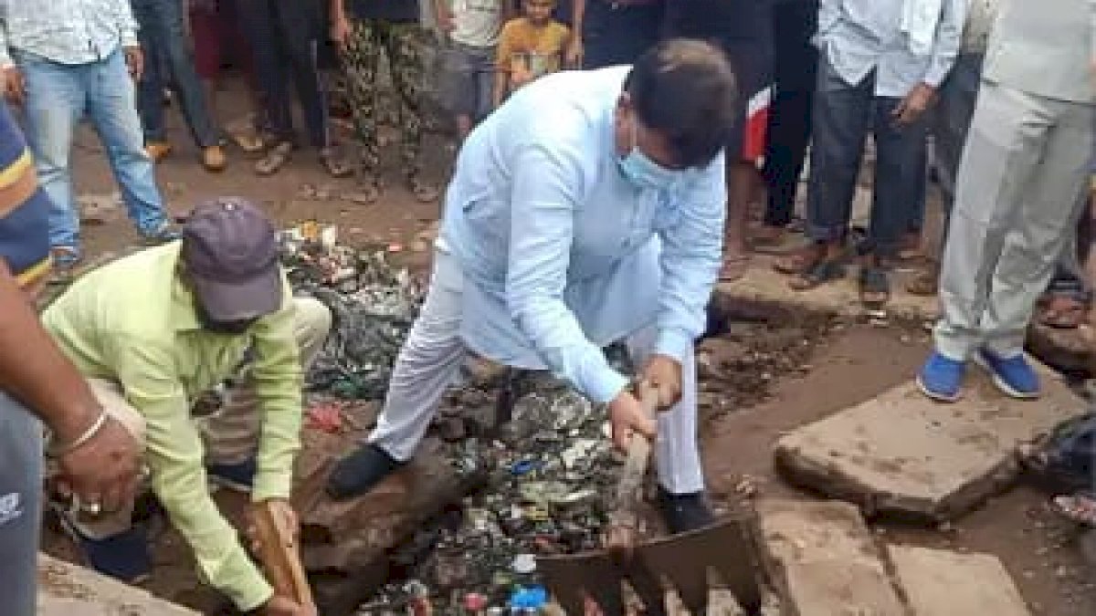 फिर नाले में उतरे ऊर्जा मंत्री तोमर, कांग्रेस बोली- प्रदेश में बिजली गुल, नाकामी छिपाने के लिए नाला ही सहारा फिर नाले में उतरे ऊर्जा मंत्री तोमर, कांग्रेस बोली- प्रदेश में बिजली गुल, नाकामी छिपाने के लिए नाला ही सहारा