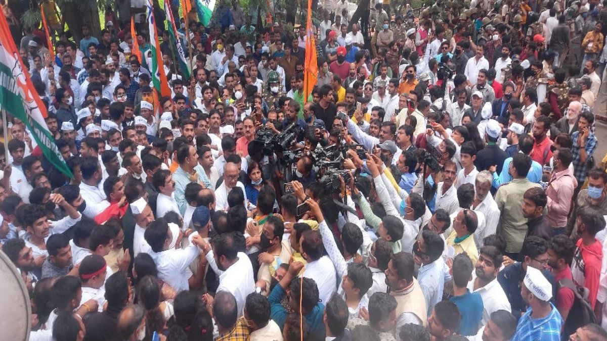 कांग्रेस नेताओं के खिलाफ कार्रवाई के विरोध में उतरी कांग्रेस, दिग्विजय सिंह के नेतृत्व में कार्यकर्ताओं ने भरी हुंकार कांग्रेस नेताओं के खिलाफ कार्रवाई के विरोध में उतरी कांग्रेस, दिग्विजय सिंह के नेतृत्व में कार्यकर्ताओं ने भरी हुंकार