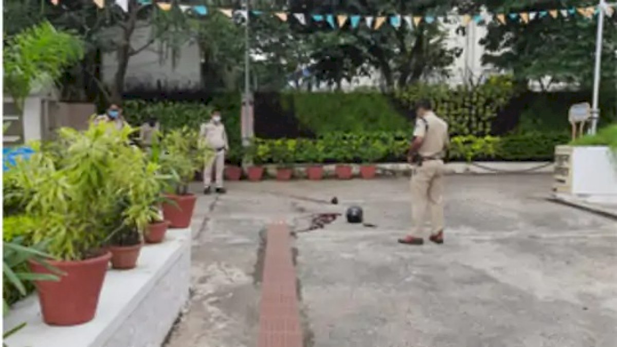 मामूली विवाद में सुरक्षा गार्ड ने सुपरवाइजर की हत्या की, भोपाल के निर्माण भवन में लगे CCTV में कैद वारदात मामूली विवाद में सुरक्षा गार्ड ने सुपरवाइजर की हत्या की, भोपाल के निर्माण भवन में लगे CCTV में कैद वारदात