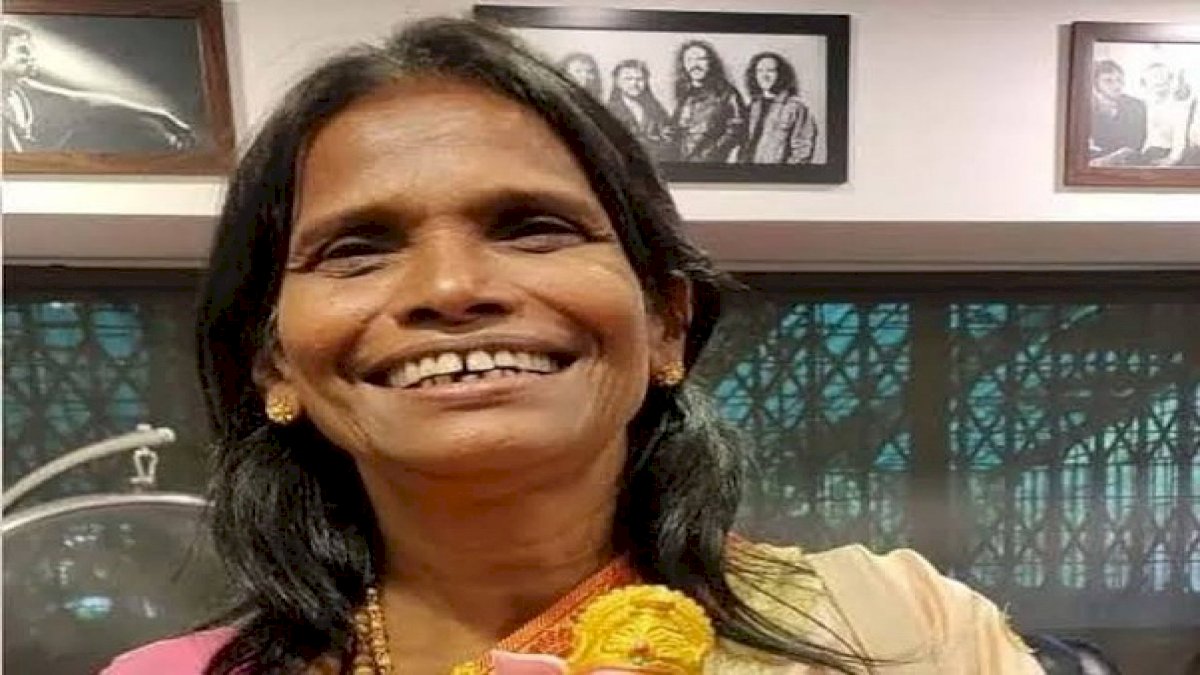 फिर सोशल मीडिया पर छा गईं रानू मंडल, वायरल सॉन्ग मनिके मागे हिते गाती आईं नजर फिर सोशल मीडिया पर छा गईं रानू मंडल, वायरल सॉन्ग मनिके मागे हिते गाती आईं नजर