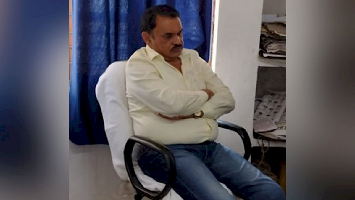 1.25 लाख की रिश्वत लेते खाद्य अधिकारी गिरफ्तार, पेट्रोल पंप का NOC देने के नाम पर मांगी थी घूस 1.25 लाख की रिश्वत लेते खाद्य अधिकारी गिरफ्तार, पेट्रोल पंप का NOC देने के नाम पर मांगी थी घूस