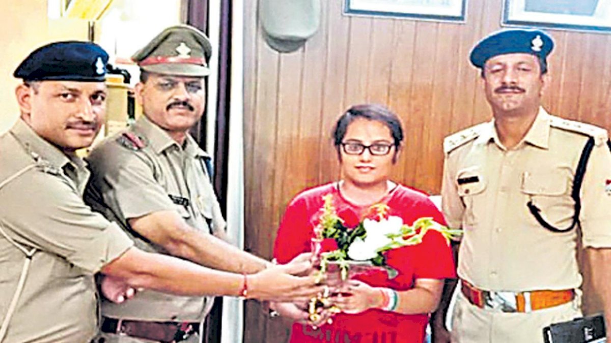 कामाक्षी शर्मा ने रचा इतिहास, विश्व में सबसे ज्यादा साइबर क्राइम मामले हल करने वाली महिला बनीं कामाक्षी शर्मा ने रचा इतिहास, विश्व में सबसे ज्यादा साइबर क्राइम मामले हल करने वाली महिला बनीं