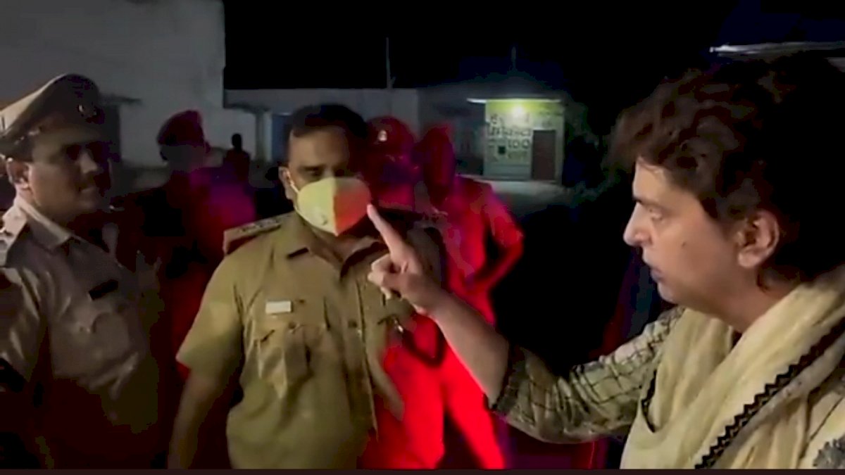 प्रियंका गांधी को पुलिस ने किया गिरफ्तार, मृतक किसानों के परिजनों से मिलने जा रही थीं प्रियंका प्रियंका गांधी को पुलिस ने किया गिरफ्तार, मृतक किसानों के परिजनों से मिलने जा रही थीं प्रियंका