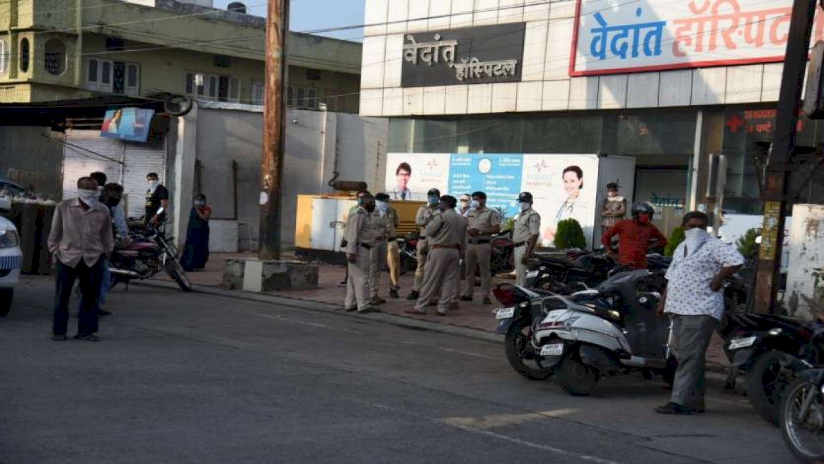 इंदौर के निजी अस्पताल की लापरवाही से मरीज की मौत, परिजनों ने किया हंगामा इंदौर के निजी अस्पताल की लापरवाही से मरीज की मौत, परिजनों ने किया हंगामा