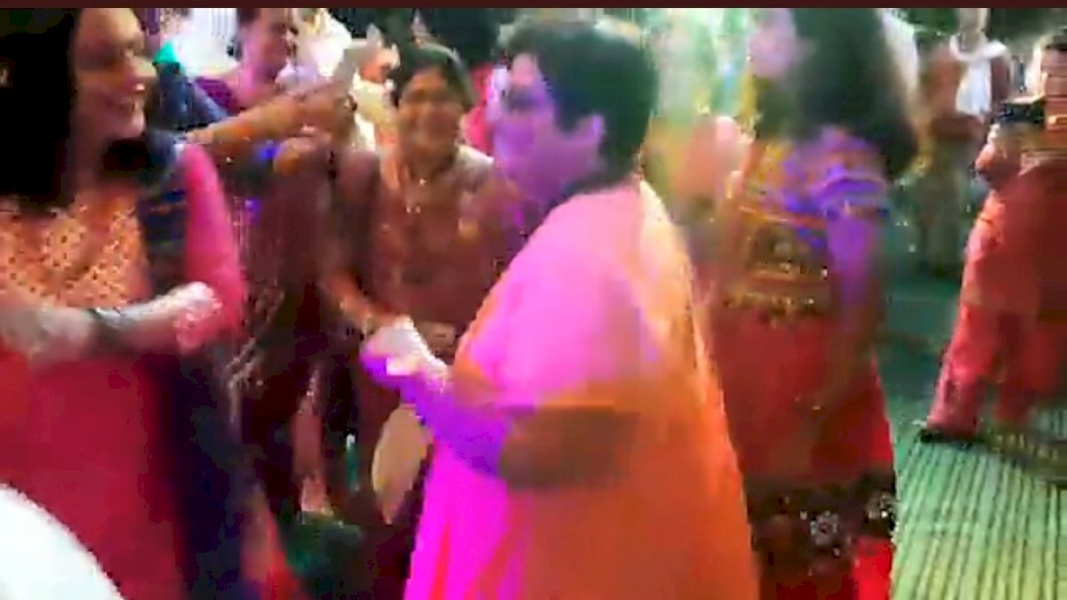 गरबा की धुन पर थिरकने वालीं साध्वी पर कांग्रेस का तंज, जनता के मुसीबत में पड़ते ही हो जाती हैं बीमार गरबा की धुन पर थिरकने वालीं साध्वी पर कांग्रेस का तंज, जनता के मुसीबत में पड़ते ही हो जाती हैं बीमार