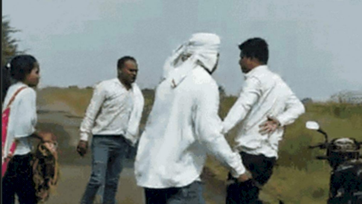 दोस्त के साथ घूमने गई युवती और उसके दोस्त को पिता ने पीटा, पिता और एक अन्य के खिलाफ मुकदमा दर्ज दोस्त के साथ घूमने गई युवती और उसके दोस्त को पिता ने पीटा, पिता और एक अन्य के खिलाफ मुकदमा दर्ज